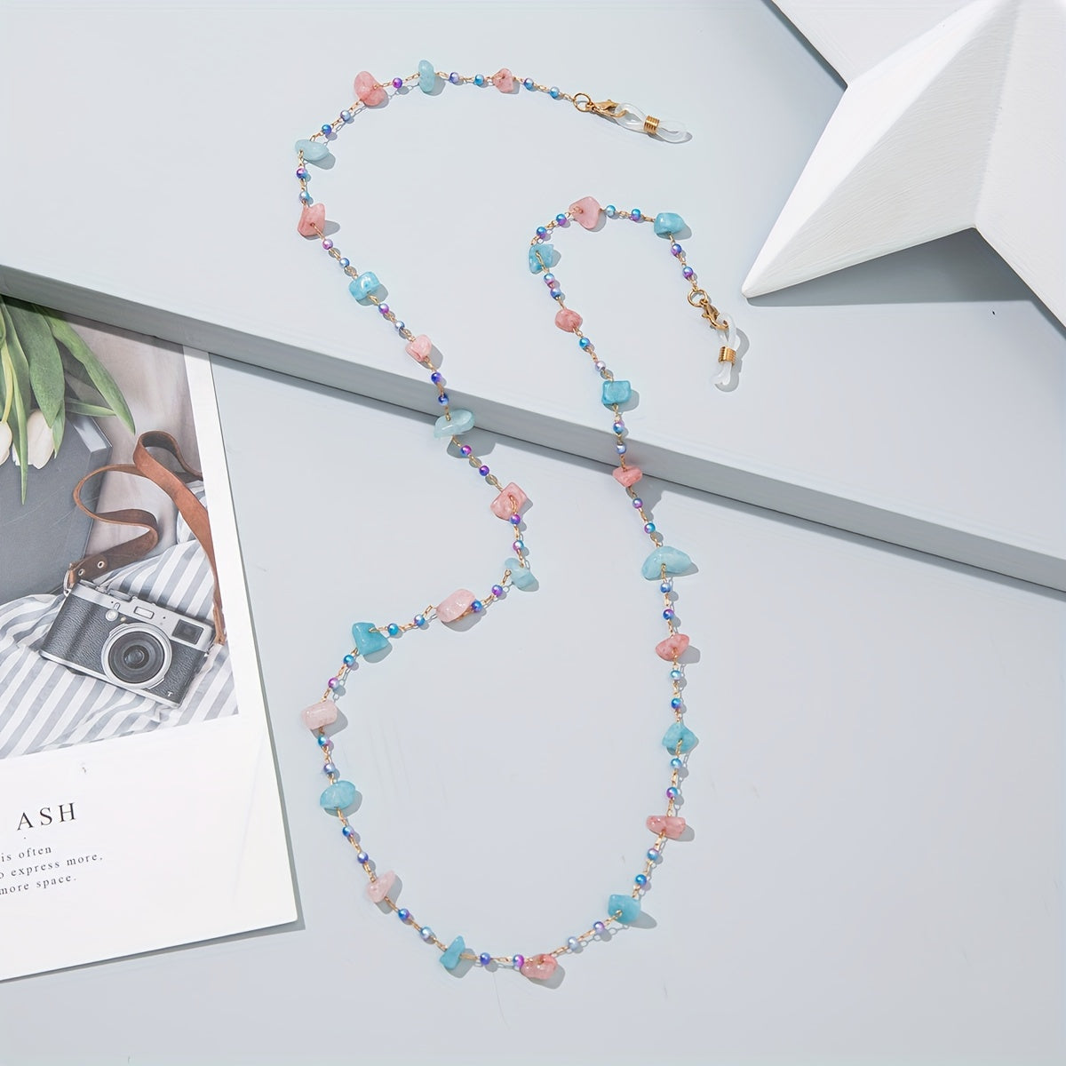 Nozik halter ko'zoynak zanjiri, notekis maydalangan tosh va aralash materiallardan tayyorlangan, ayollar uchun mukammal.