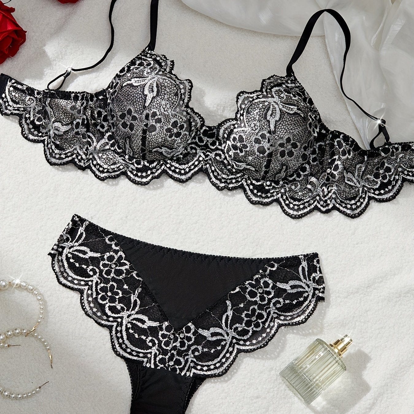 Ayollar uchun kontrast ranglarga ega qora va oltin liboslar to'plami