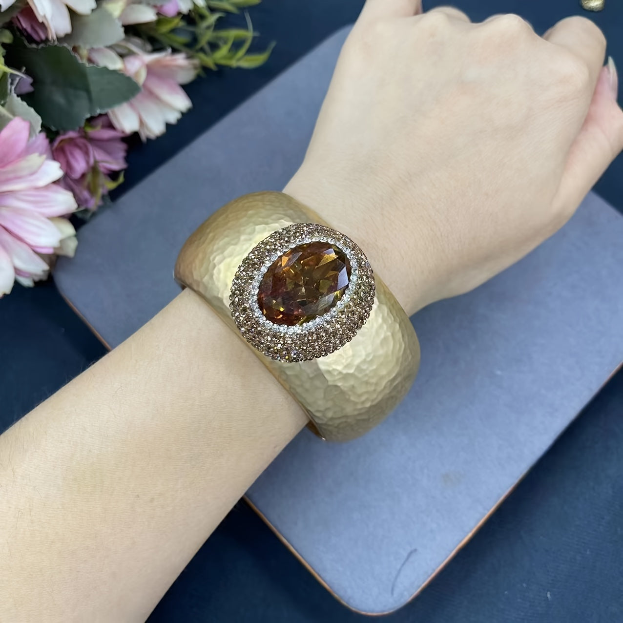 Vintage frantsuz ilhomlantirgan zargarlik boho uslubida 14K oltin bilan qoplangan bilaguzuk va turk sultanit