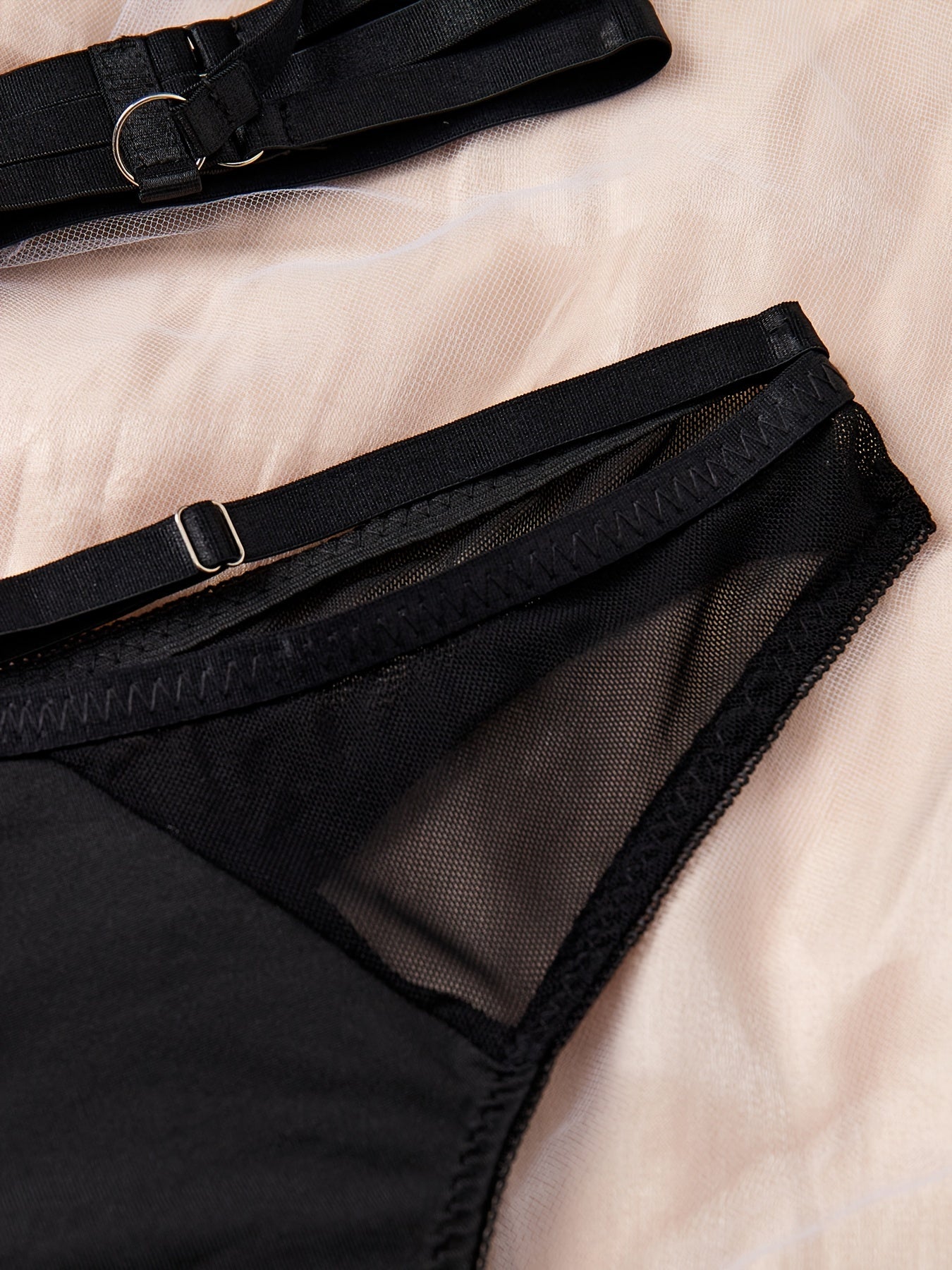 Conjunto de lencería para mujer con sujetador de tirantes semi-translúcidos, tanga, liga y anillos para piernas