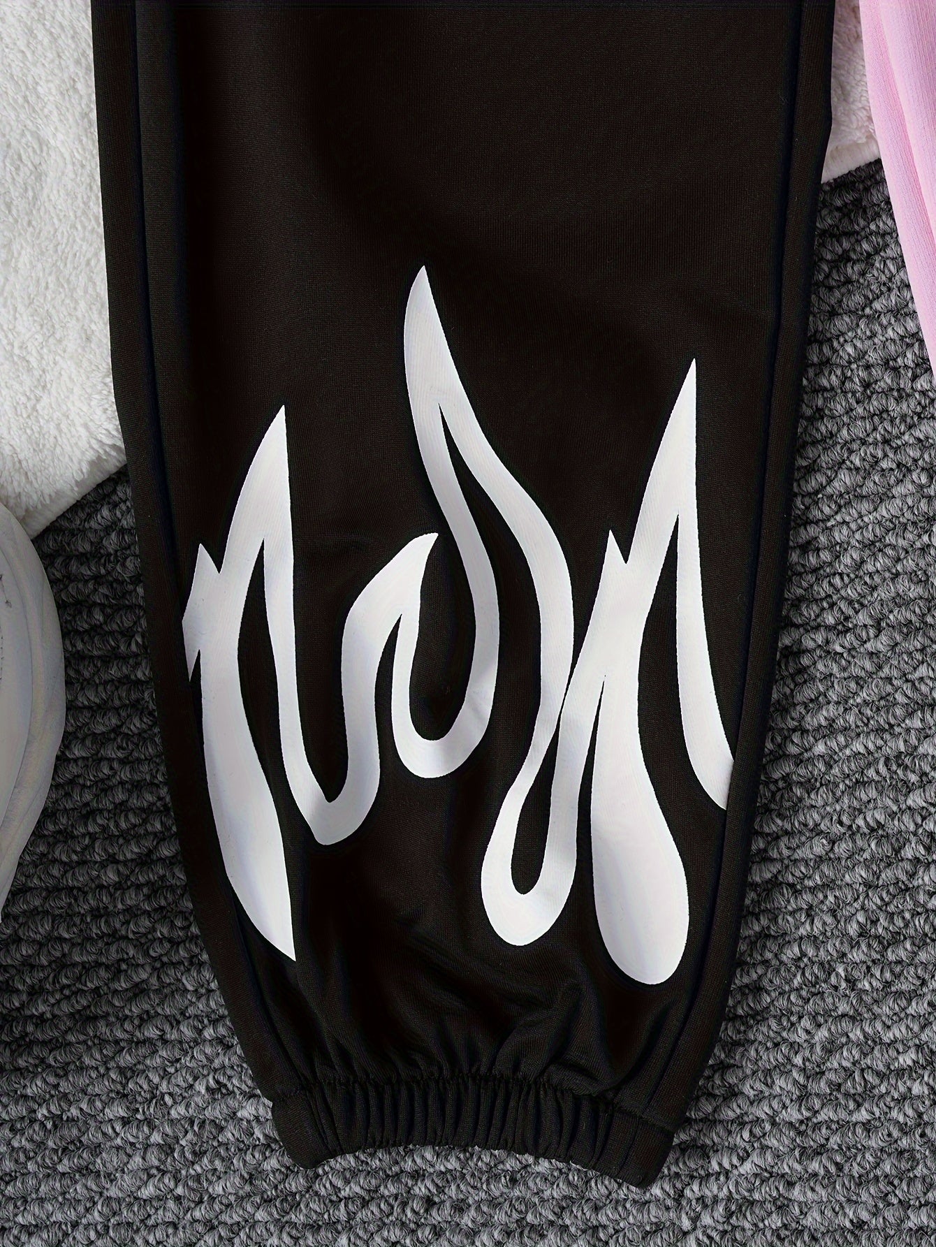 Детский повседневный комплект: синий худи, черный топ, штаны и кроссовки