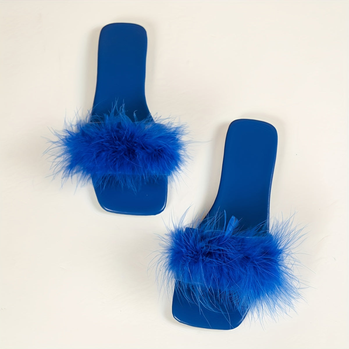 Yoz uchun mukammal, kvadrat ochiq barmoq bilan ayollarning nafis yumshoq toshli tekis oyoq kiyimlari.