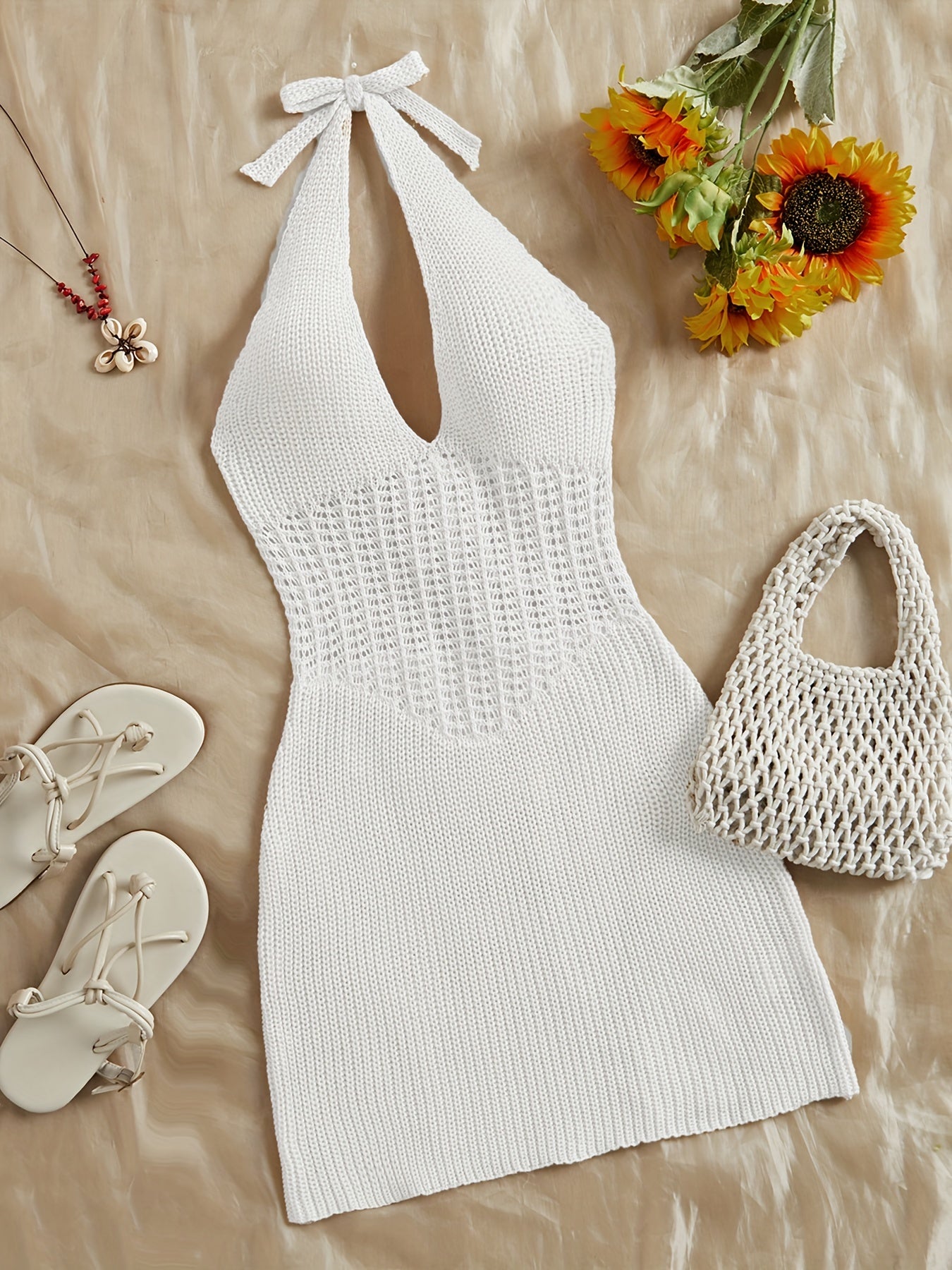 Oq halter bog'ichli, orqa qismi ochiq, ta'til uslubidagi yopishqoq ko'ylak, to'qilgan mato. Ayollar uchun ayollik suzish kiyimlari va kiyimlar.