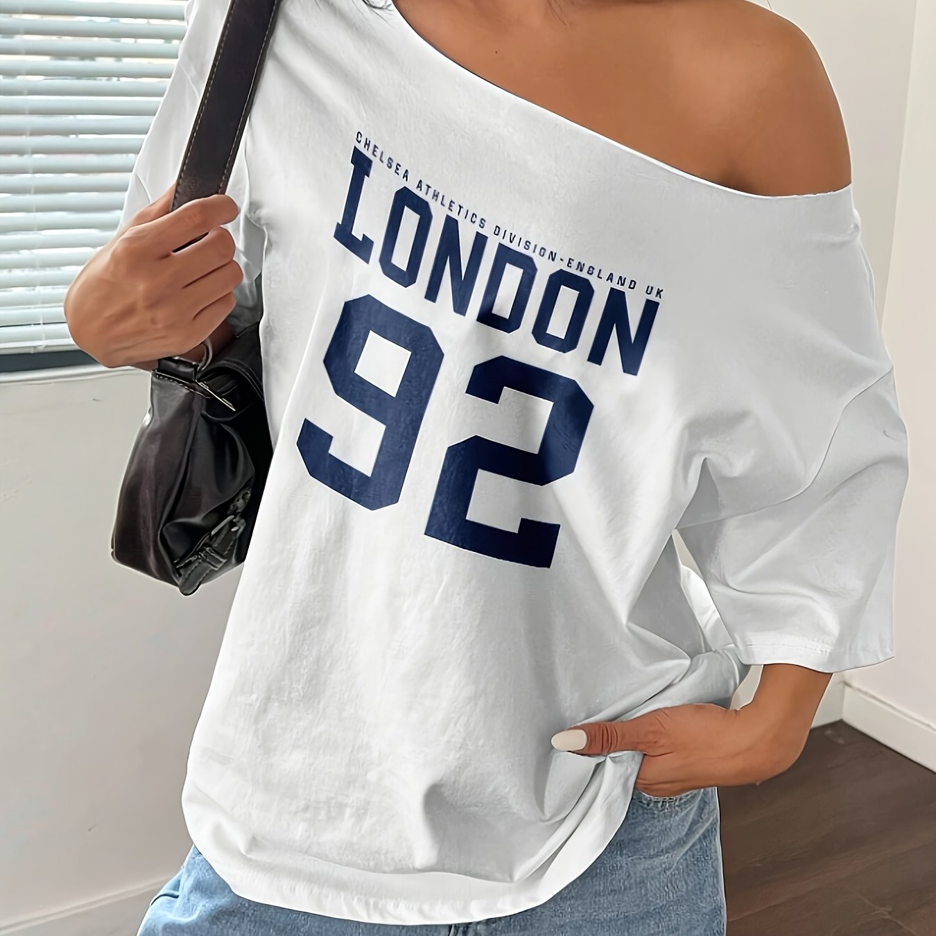 Plus o'lchamli ayollar uchun ochiq yelka bilan grafik bosma bilan kundalik kofta