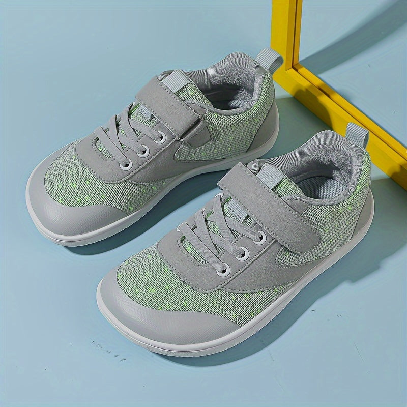 Unisex bolalar uchun moda krossovkalari - Har mavsumga mos keladigan preppy uslubi. Moslashuvchan tasma va nafas oladigan to'r mato ustki qismi, kauchuk taglik bilan ta'minlangan.