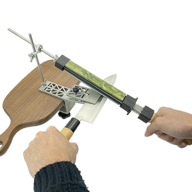 Qo'lda ishlovchi pichoqni sharshtirish uchun to'xtatilgan burchakdagi whetstone va sozlanadigan klamp bilan