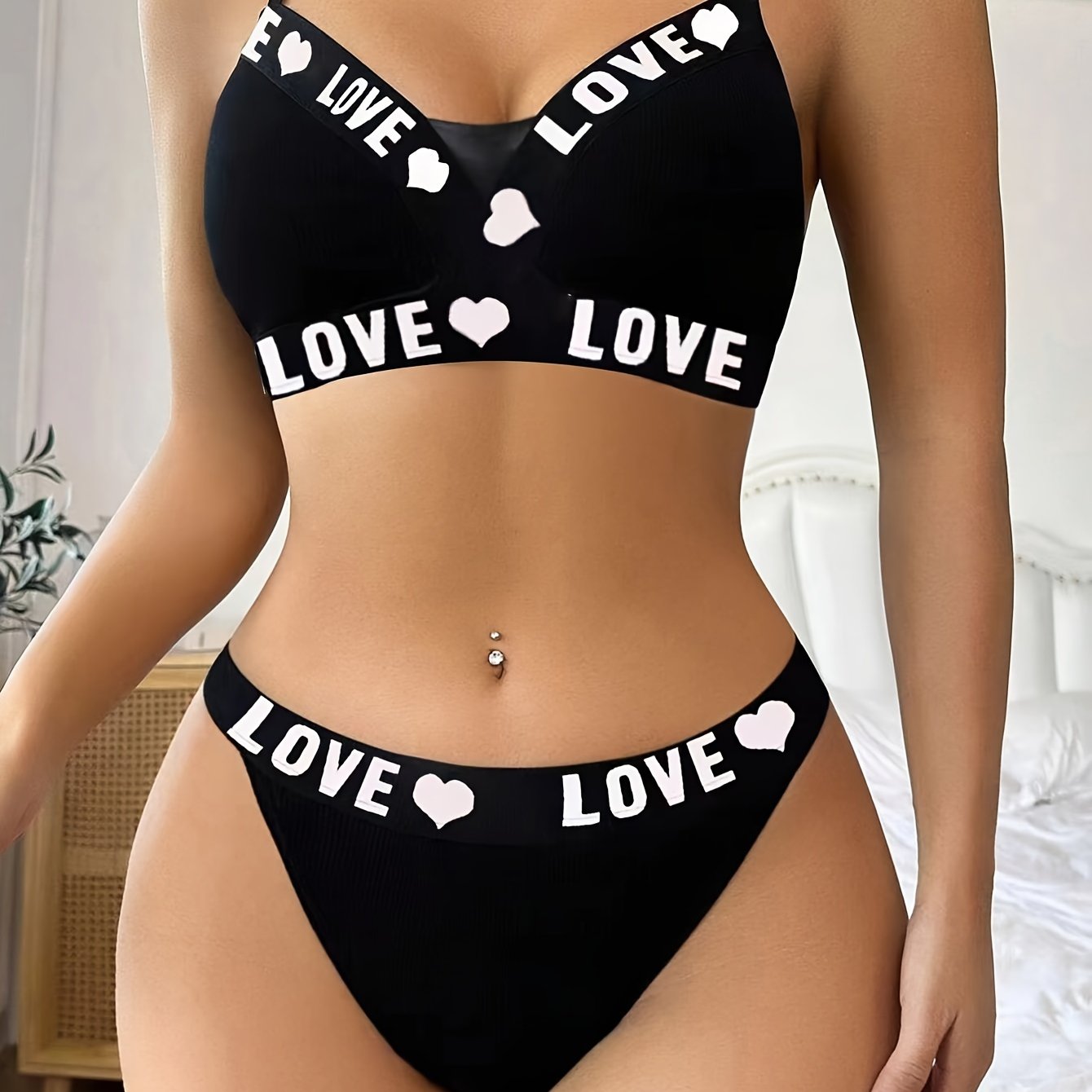 Kontrast trim bilan letter printli kamizol va ichki kiyim to'plami - jozibali ayollar ichki kiyimlari.