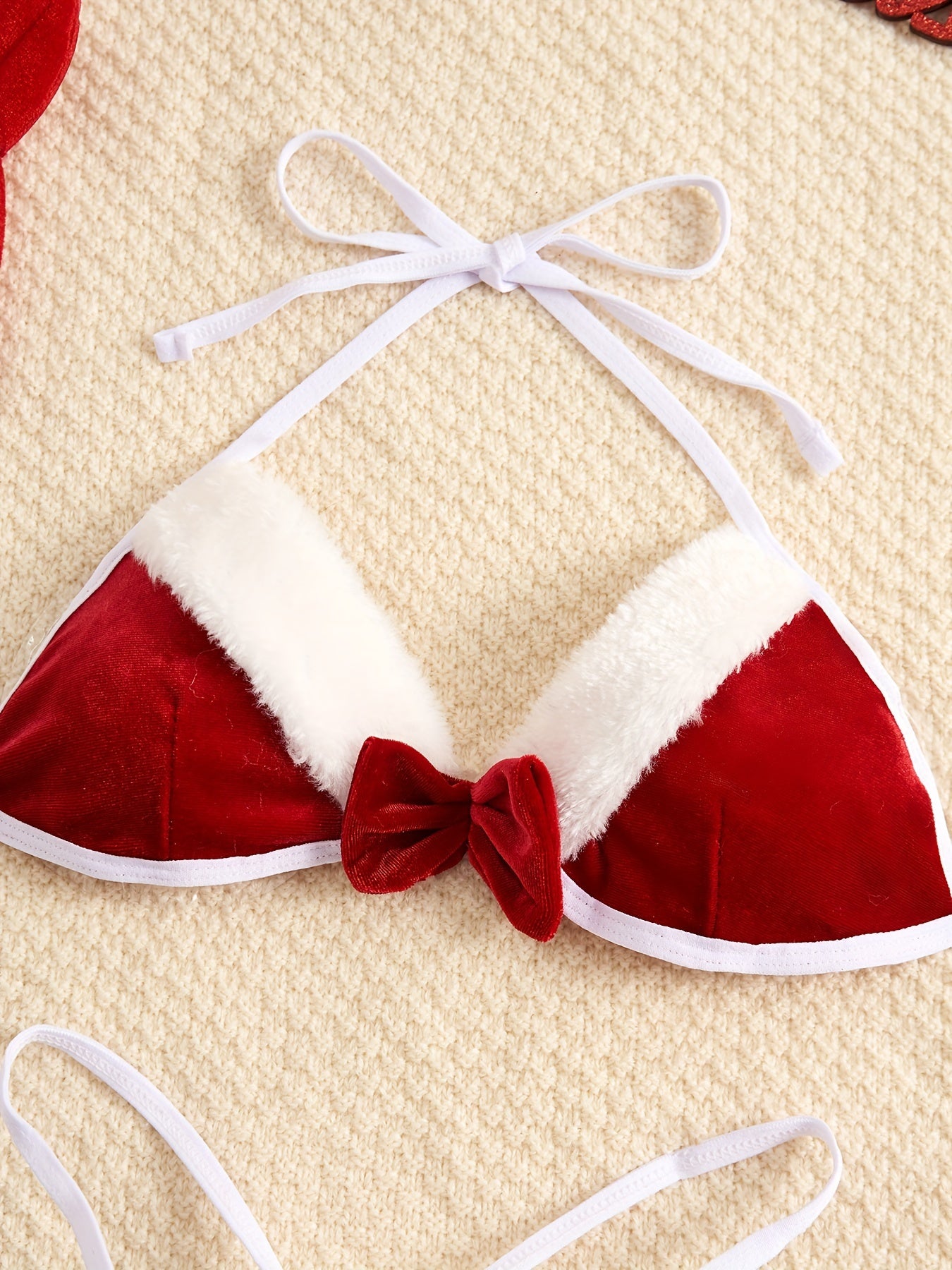 Ichki kiyim to'plami soch bog'ichi, brassier va ichki shimlarni o'z ichiga oladi.