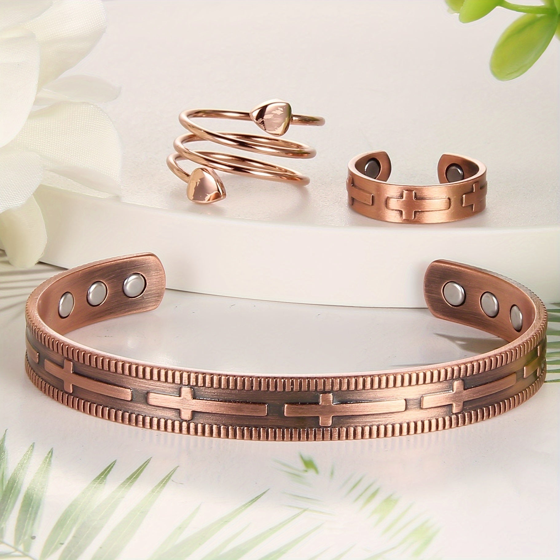 Erkaklar va ayollar uchun mis bilaguzuk va uzuk to'plami - 3 ta mis magnit o'qishli bilaguzuk va uzuklar, 3500 Gauss magnitlar bilan. Bu sozlanadigan mis zargarlik buyumlari Tug'ilgan kunlar yoki Sevgililar kuni uchun mukammal sovg'a bo'ladi.