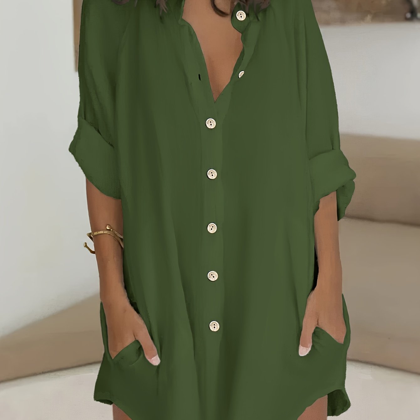 Yengil ko'k rangdagi ayollar uchun plussiz casual tugmachali ko'ylak, qisqa yenglar va old tomonida cho'ntak bilan, bahor/yaz/kuz uchun ideal, erkin kesim, cho'zilmaydigan mato.