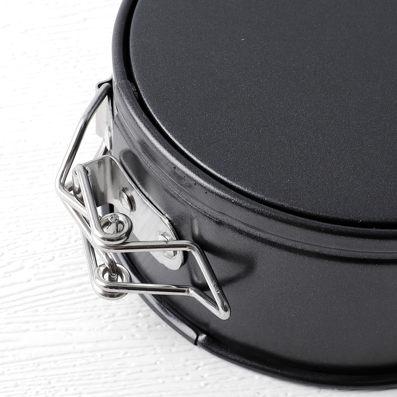 Круглая чугунная форма для выпечки с защелкивающимся дном, оснащенная кольцевой формой с легким освобождением и съемным кухонным аксессуаром для выпечки и приготовления пищи.