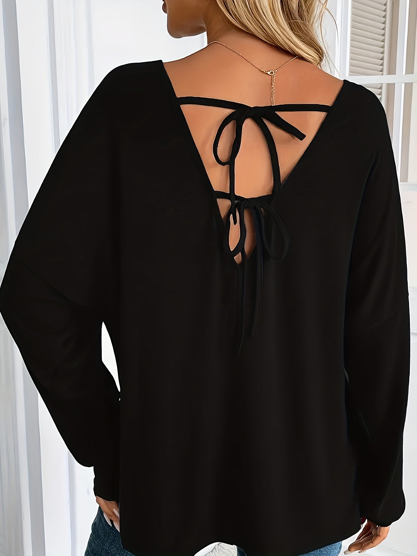 Ayollar uchun elegant V-shaklidagi futbolka, katta o'lcham, polyester to'qima, bir xil rang, orqa bog'ich tafsiloti, uzun yeng, oddiy uzunlik