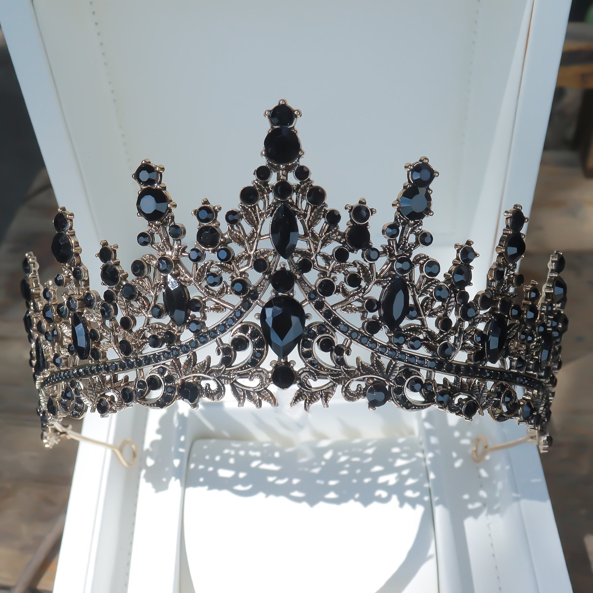 Vintage-Inspired Bridal Crown Zinc Alloy Wedding Headpiece for Weddings and Celebrations