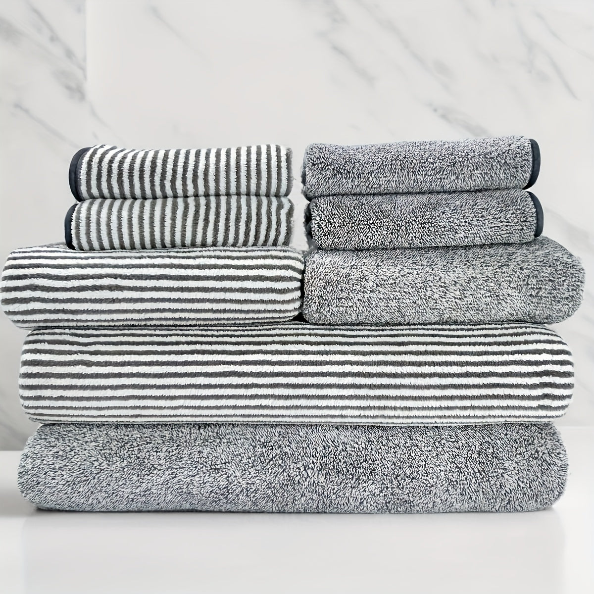 8 dona polyester chiziqli sochiq to'plami, 4 ta yuvish sochiqlari, 2 ta qo'l sochiqlari va 2 ta hammom sochiqlari. Suvni yaxshi so'radigan, tez quriydigan va hammomda foydalanish uchun ideal.