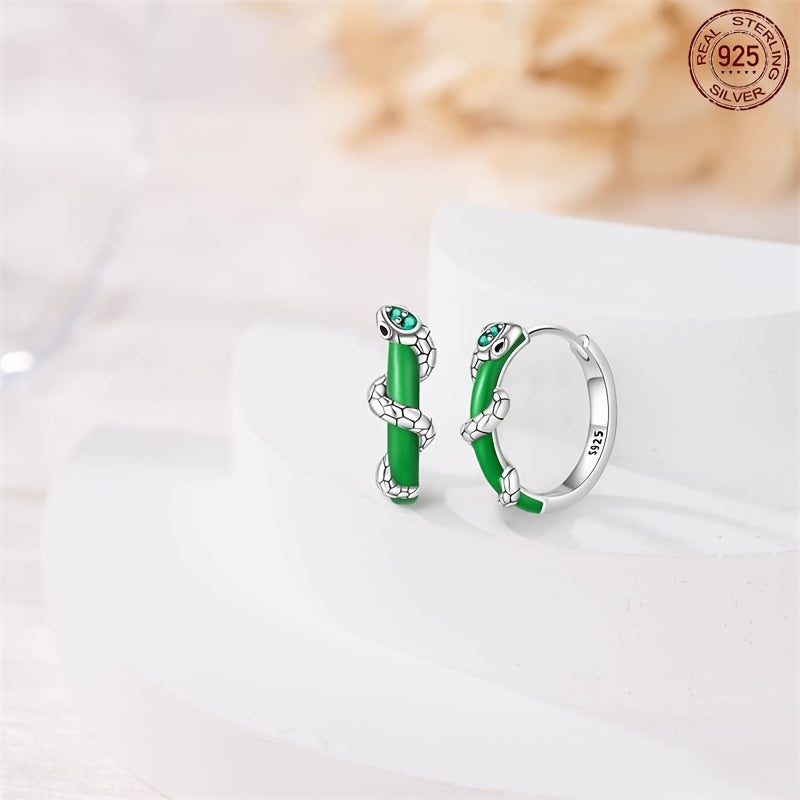 Vintage hashamati ushbu ajoyib 925 sterling kumush halqali marjonlar bilan uchrashadi. Yashil spiral ilon dizayni bilan bezatilgan, ushbu marjonlar dekabrda tug'ilganlar uchun mukammaldir. Hayvon mavzusi o'ziga xos bir tuyg'u qo'shadi.