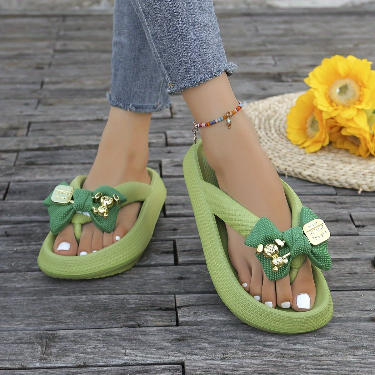 Ayollar uchun zamonaviy EVA flip-floplar, metall kamon aksenti bilan, yumshoq va qulay, pastel ranglarda, tozalash oson, tasodifiy va plyaj kiyimlari uchun mukammal.