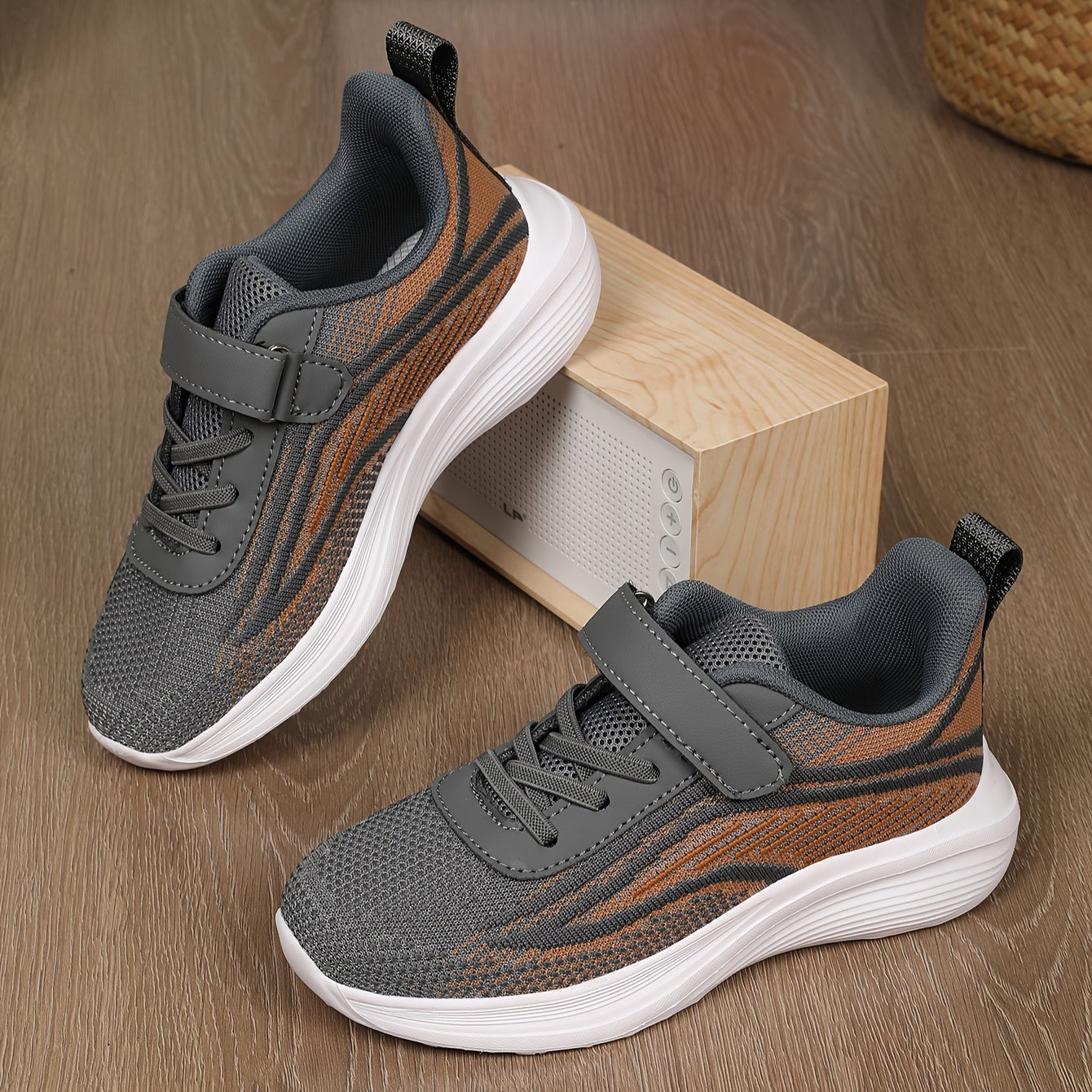 Havo o'tkazuvchi to'rli sport poyabzallari, sirpanmaydigan EVA taglik va bog'ich bilan. Bolalar uchun kulrang va jigarrang chiziqli kundalik kiyim uchun mukammal poyabzallar.