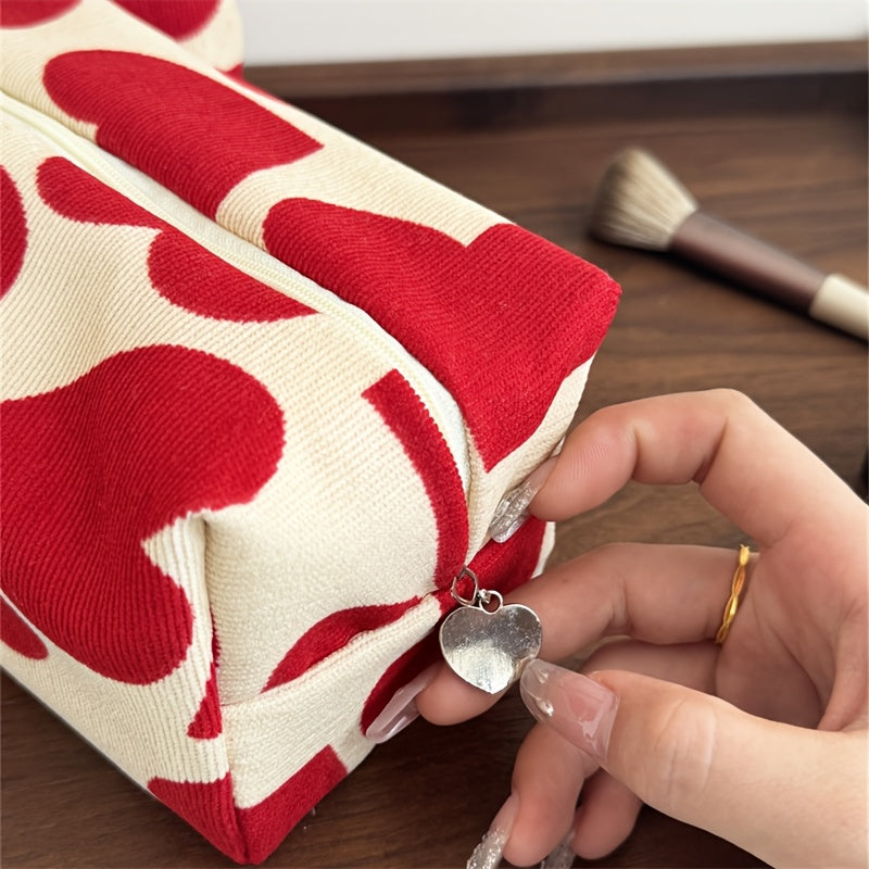 Ayollar uchun velvet qizil makup sumkasi. Sayohat uchun zarur bo'lgan buyumlar, teri parvarishi, kozmetika va boshqalarni saqlash uchun ideal. Tanga, lab bo'yog'i, makup cho'tkasi, lak va gigiena uchun bo'linmalarni o'z ichiga oladi.