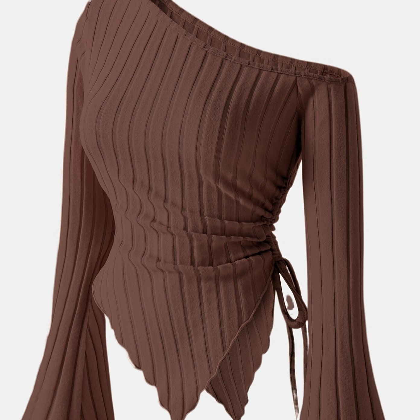 Camiseta de mujer con hombro descubierto, dobladillo asimétrico y mangas acampanadas de punto de poliéster de estiramiento medio