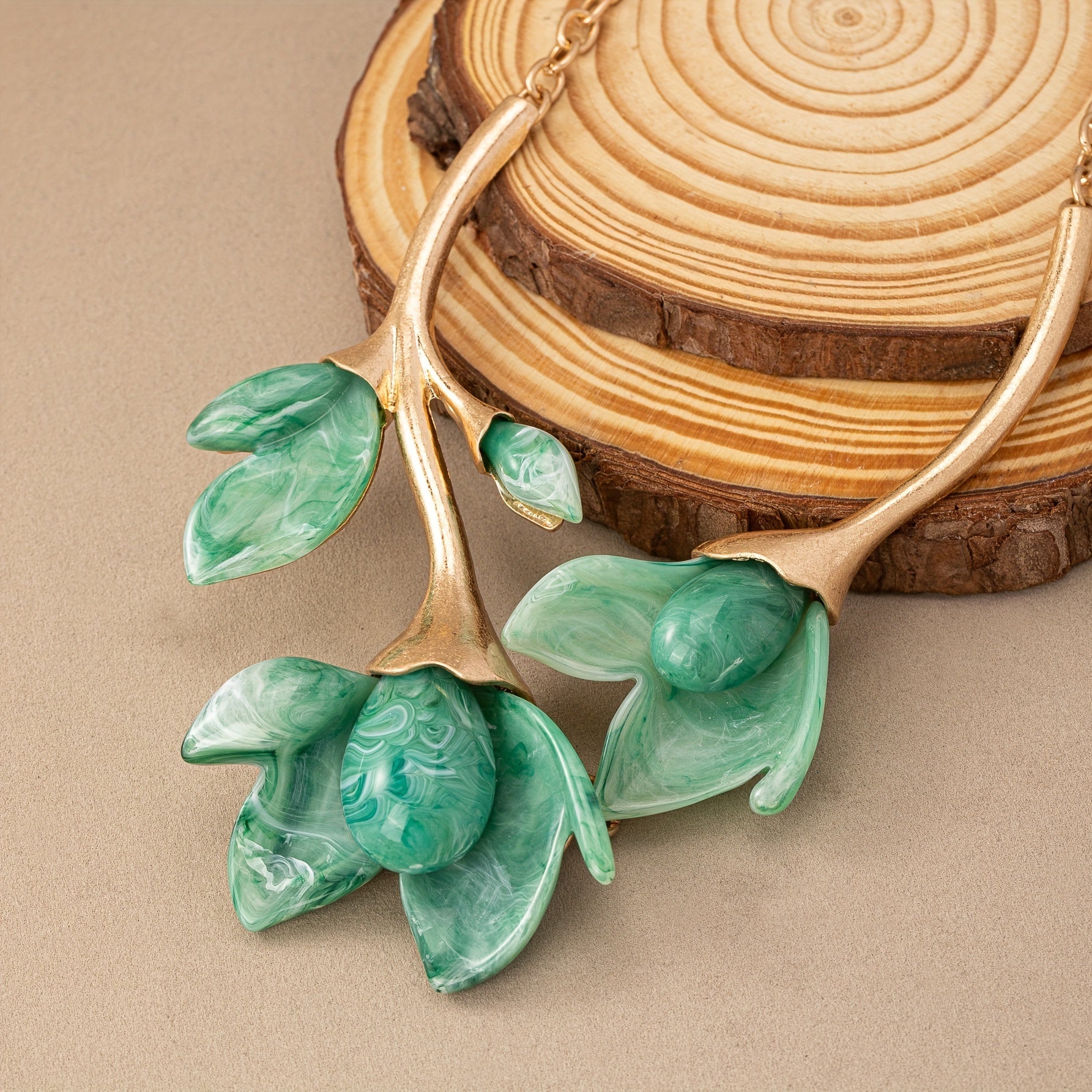 Vintage Bohemian Zinc Alloy Pendant Necklace with Resin Flower for Gifts or Travel