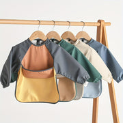 Bola uchun uzun qoʻlqopli, teskari oson ochiladigan ovqatlanish bibsi, suv o'tkazmaydigan choʻntak bilan, ovqatlanish uchun