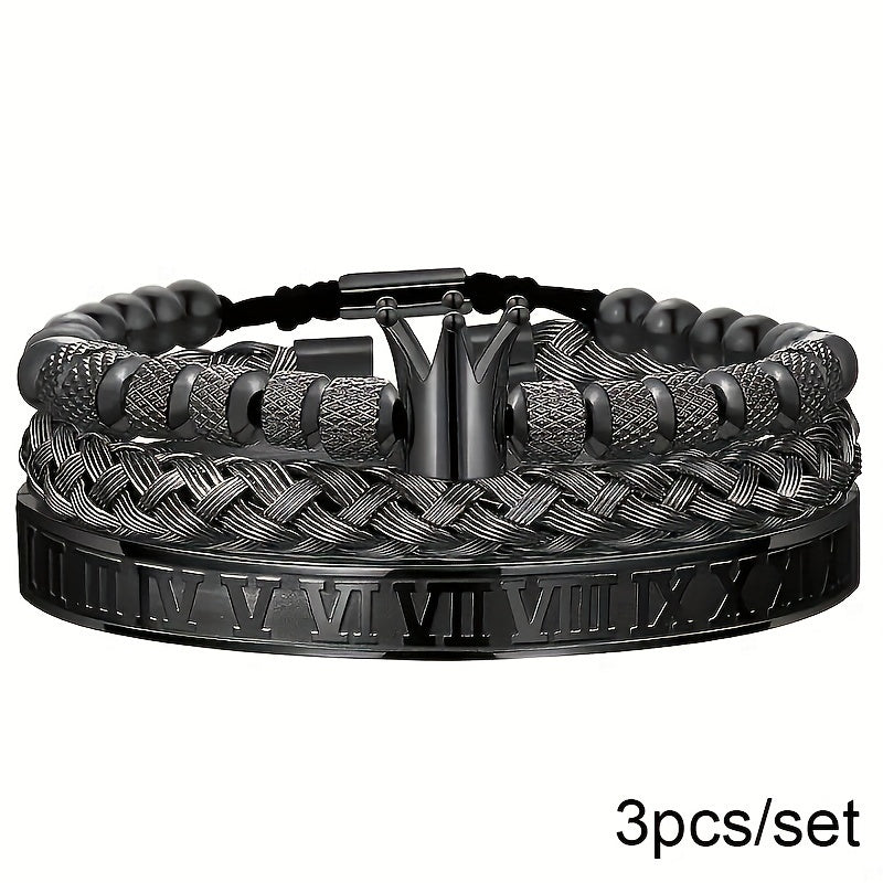 Erkaklar bilaguzuklari to'plami, Romal raqamlari, toj tafsilotlari va to'qilgan ip dizayni bilan hashamatli zanglamas po'latdan yasalgan bilaguzukni o'z ichiga oladi.