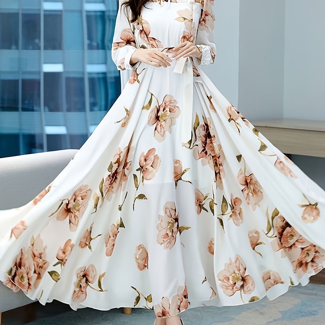 V-yuqori, pliseli bel va uzun oqayotgan yubka bilan bezatilgan zamonaviy gullar bilan A-siluetli ko'ylak, mashinada yuvish mumkin bo'lgan polyesterdan tayyorlangan.