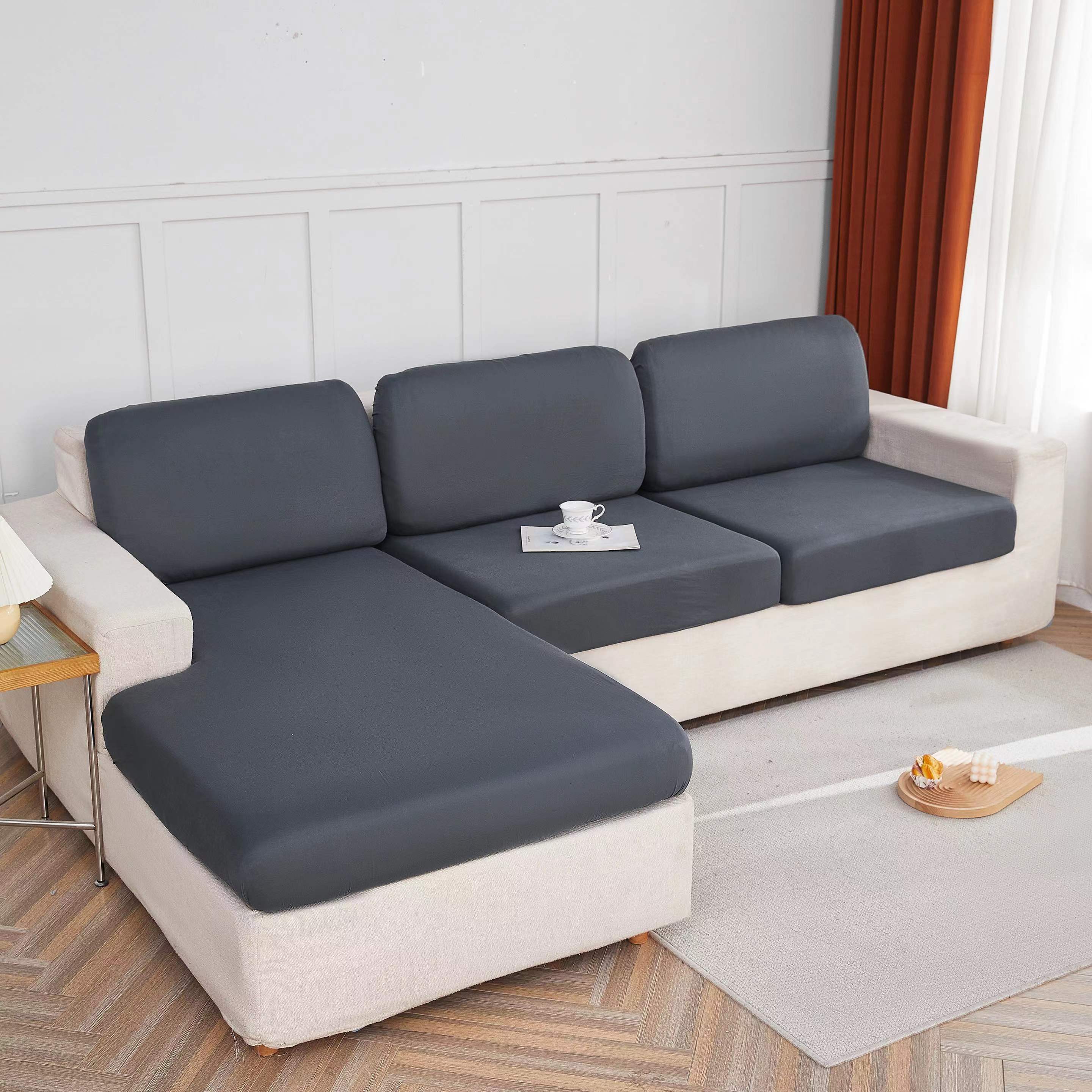 Elastik pastki bilan cho'ziladigan divan yostiq qoplamasi, yashash xonasi divanlarida oson olib tashlash va chizish qarshiligi uchun mo'ljallangan.