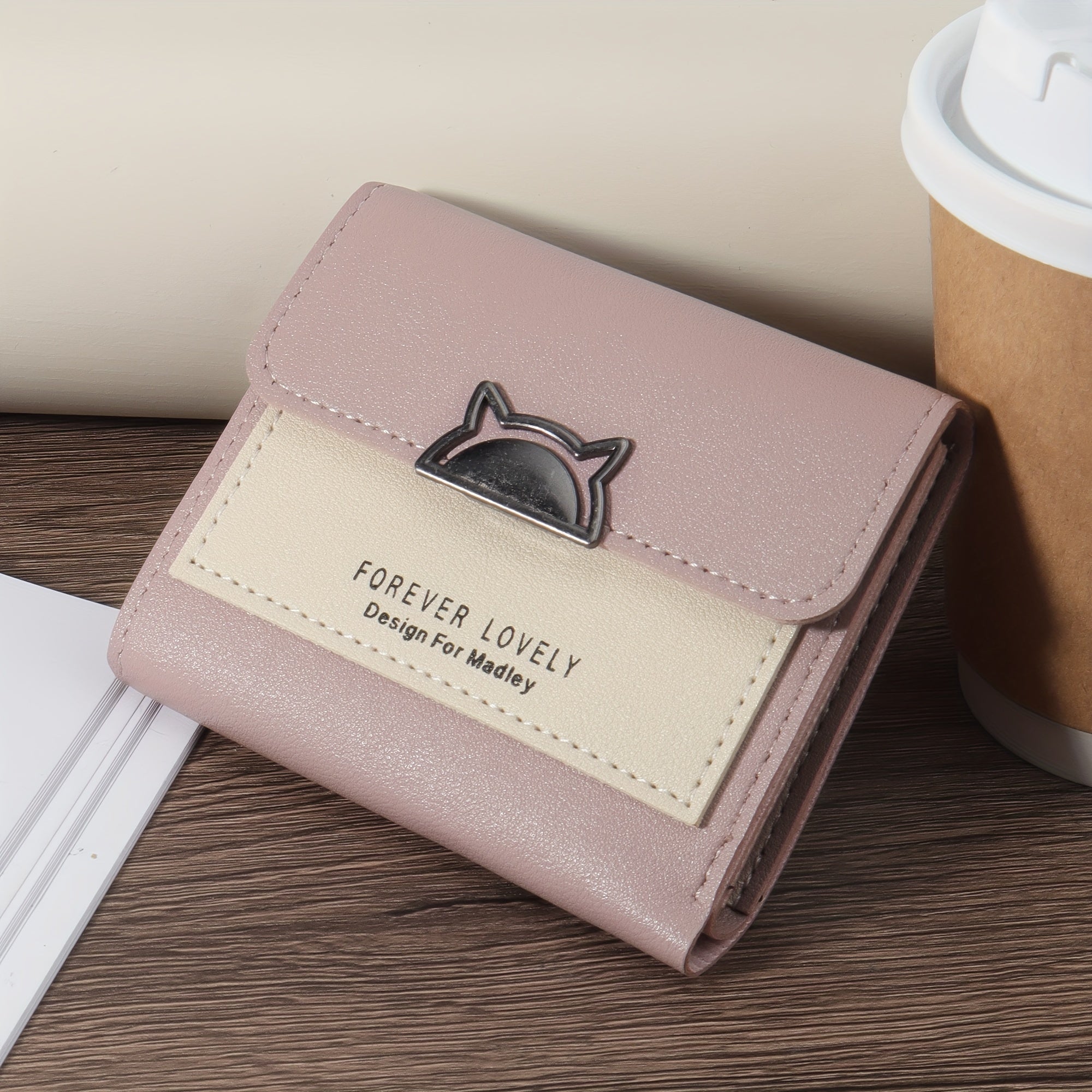 Mushuk metall bezakli, ko'p karta joylari va tangalar uchun cho'ntak bilan ixcham egiluvchan hamyon, qizil, pushti yoki qora ranglarda mavjud.