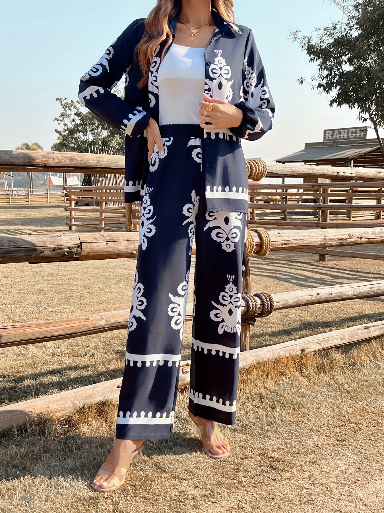 Женский комплект из 2 предметов, выполненный на 100% из полиэстера, включает в себя топ с длинными рукавами и пуговицами спереди, а также брюки с растительным узором. Свободный крой с кардиганным воротником и обычными рукавами, подходит.