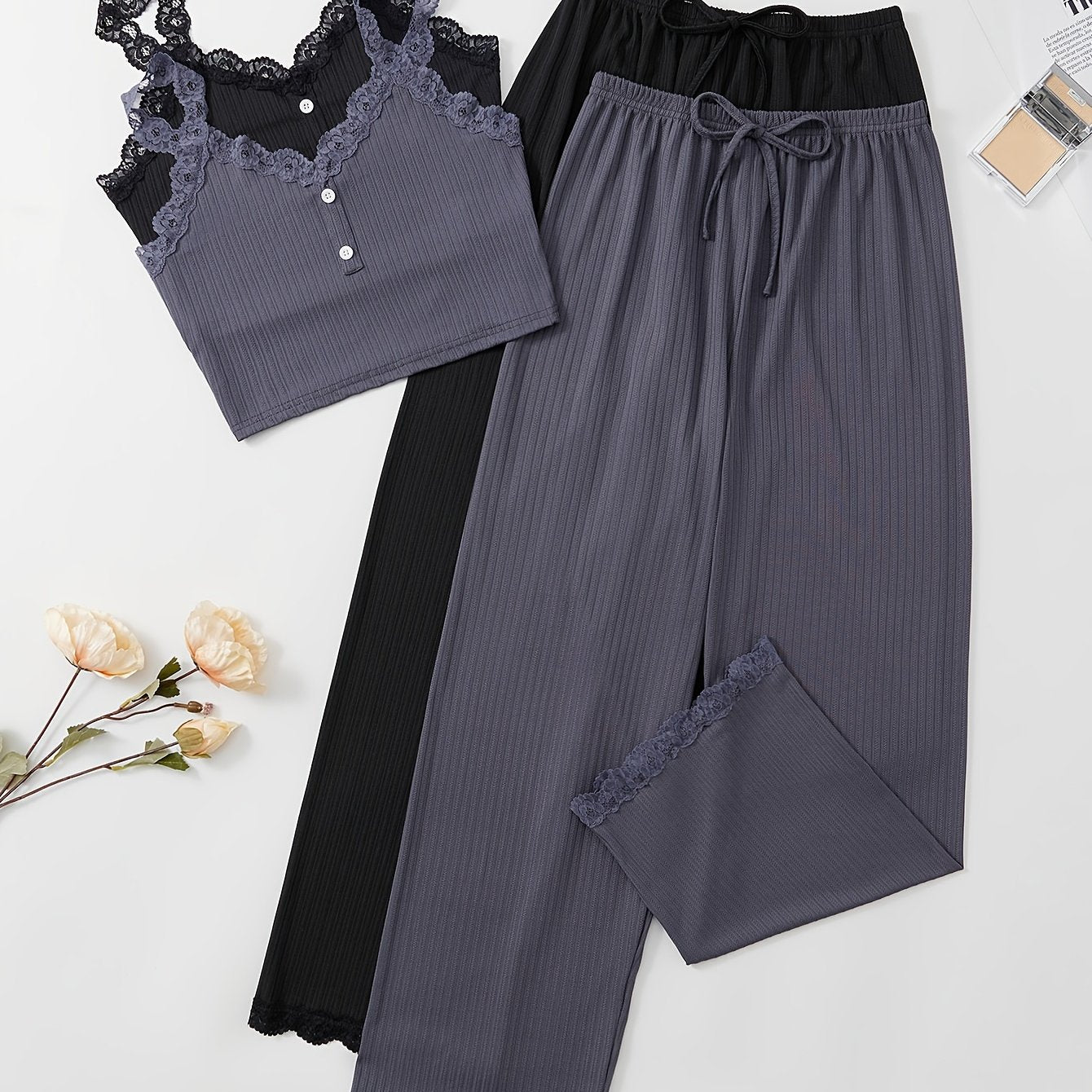 Ayollar uchun ribbed pijama to'plami, dantel tafsilotlari bilan, V-shaklidagi kamzuli yuqori va uzun shimlar, mashinada yuvish mumkin, bir nechta ranglarda mavjud.