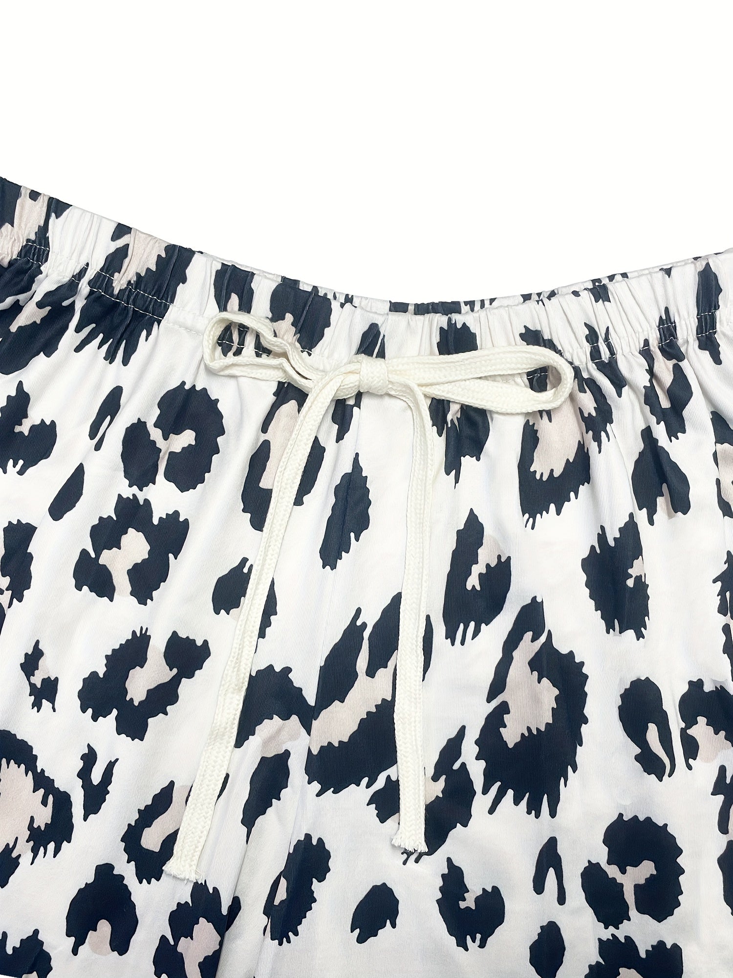 V-yoqasi bilan leopard naqshli lounge to'plami va shortilar, qulay kechalar uchun mukammal.