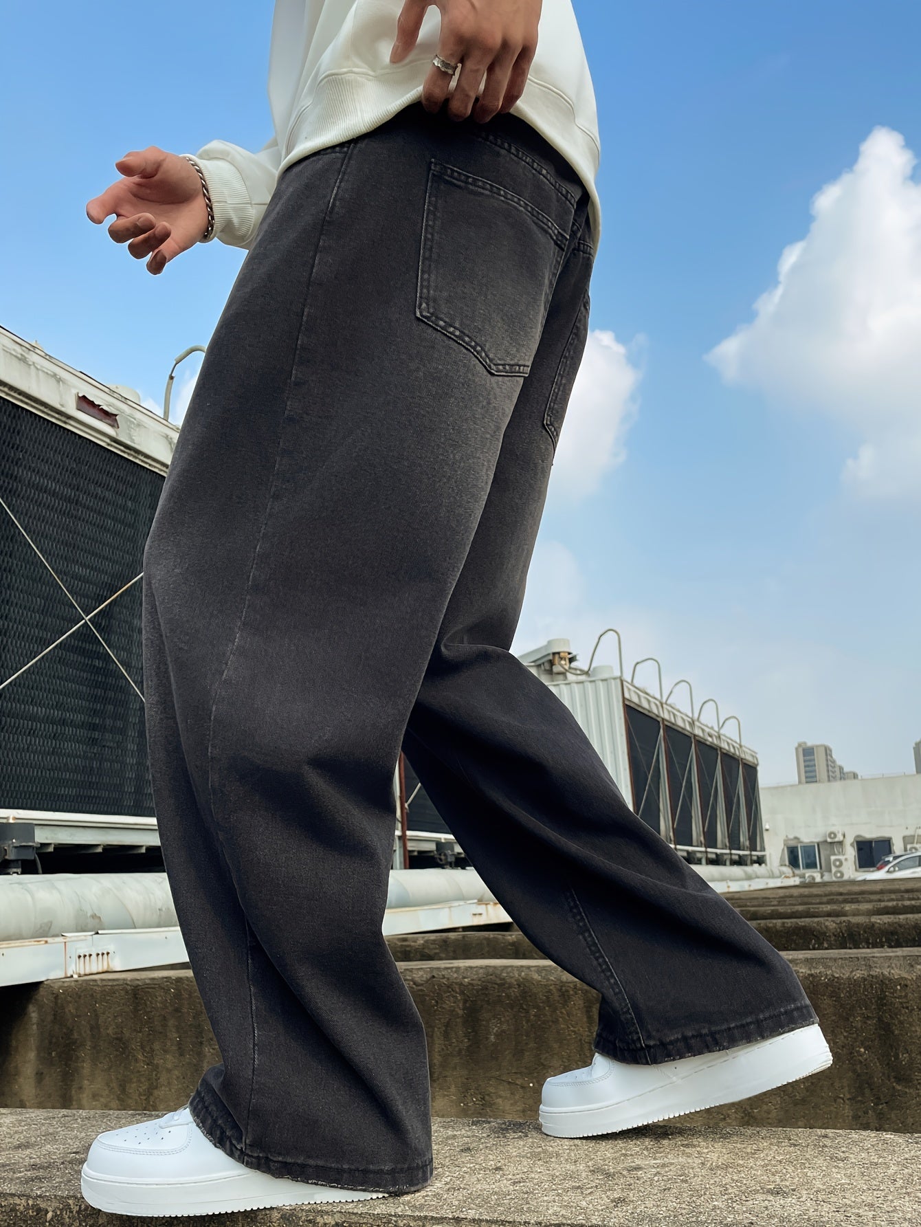 Унисекс джинсы из денима с широкими штанинами, карманами и однотонным цветом. Изготовлены из смеси хлопка. Обычная длина, пояс в комплект не входит.