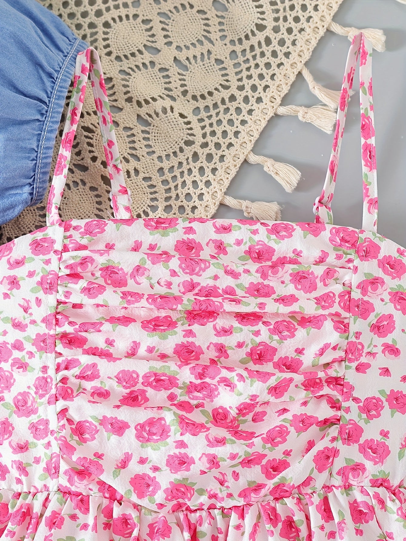 Девочкам 2-частный комплект из джинсовой топа и цветочного ками на лето на улице