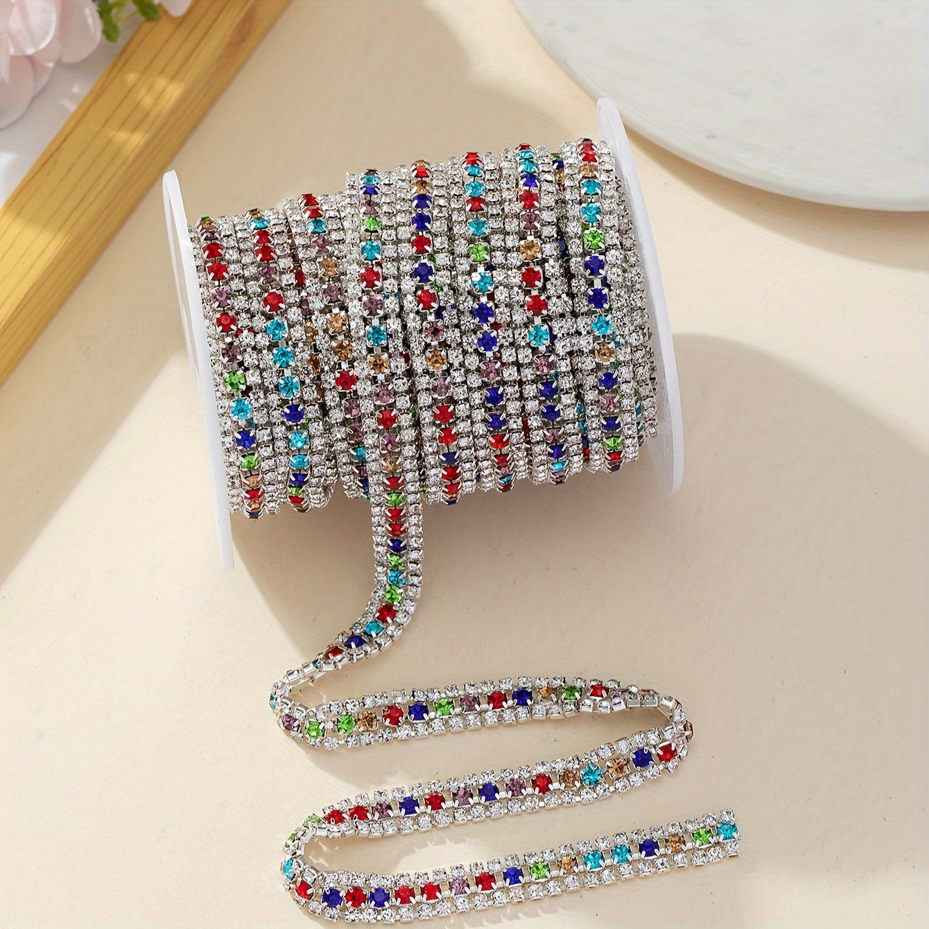 Ushbu 90 sm uzunlikdagi ko'p rangli rhinestone zanjiri 8# va 16# o'lchamdagi uch qator to'plardan iborat. Bu poyabzal, kiyim, sovg'a qutilari va turli DIY loyihalariga porloq qo'shish uchun mukammaldir.