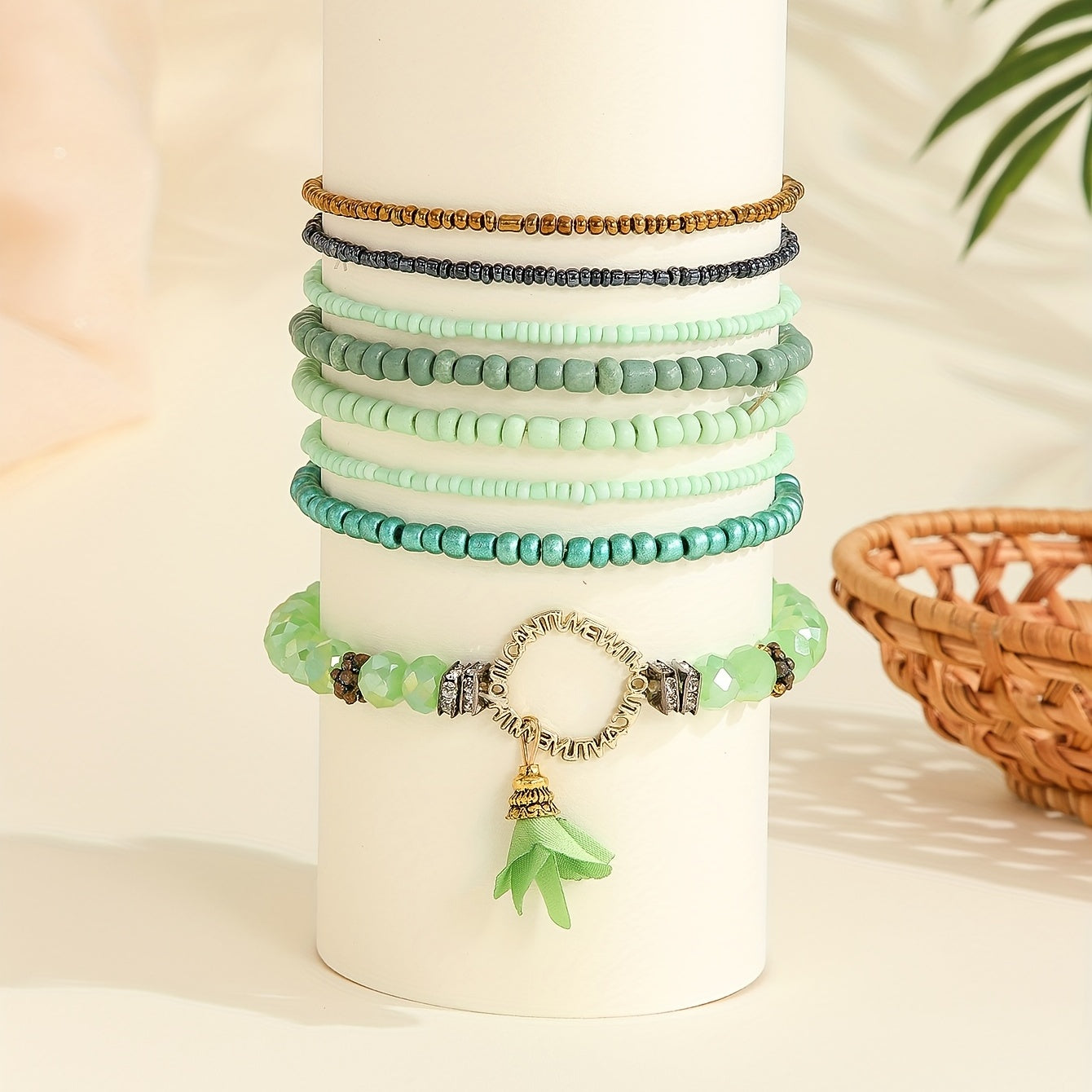 8 ta yashil guruch marjonli ayollar uchun marjonlar to'plami, har kuni kiyish uchun mukammal va bilak marjonlari sifatida birga kiyilishi mumkin.