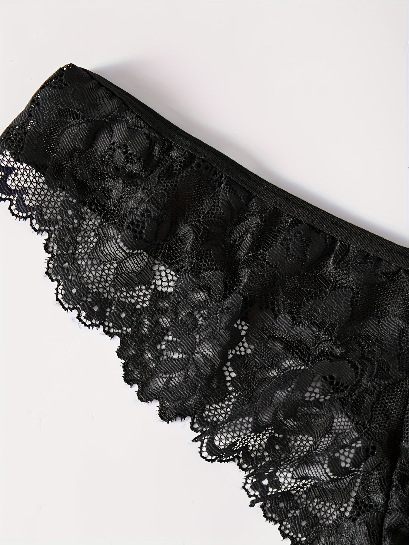 Boshli tugma bog'ichli ichki kiyim to'plami, qirrali kamon tafsiloti, chuqur v-shaklidagi slip ko'ylagi va thong.