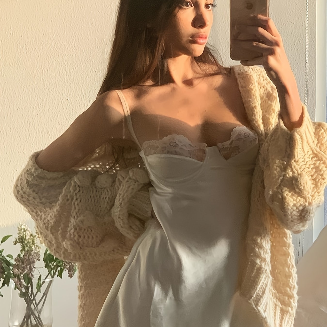 Женское сексуальное мини-платье bodycon с открытой спиной, выполненное в однотонном дизайне и с контрастной кружевной отделкой. Состав: 95% полиэстер и 5% эластан, трикотажная ткань, подходящая для осеннего сезона. Особенности: