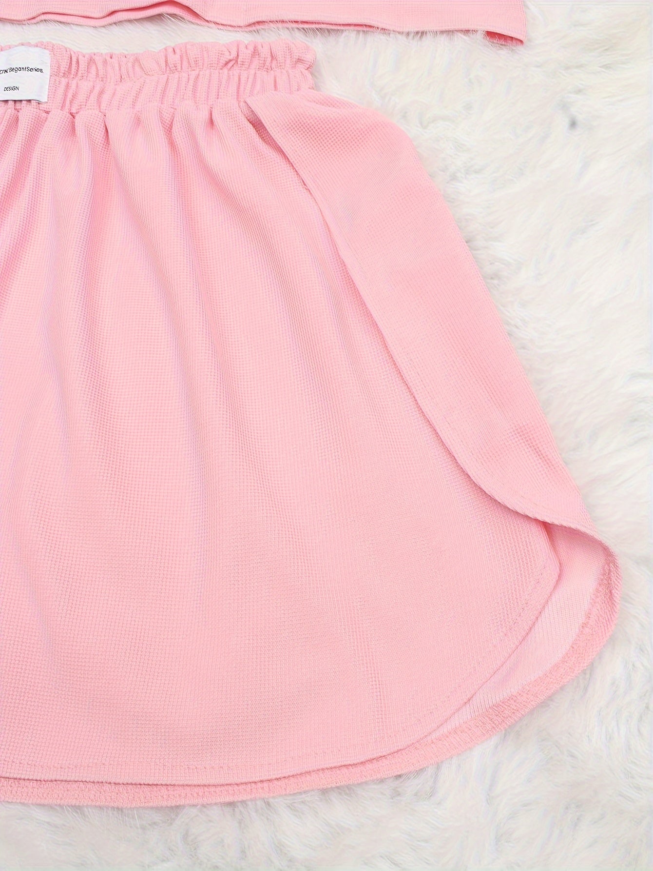 Женский повседневный комплект для отдыха с вафельной текстурой, коротким рукавом и шортами с боковыми разрезами для комфортной посадки.