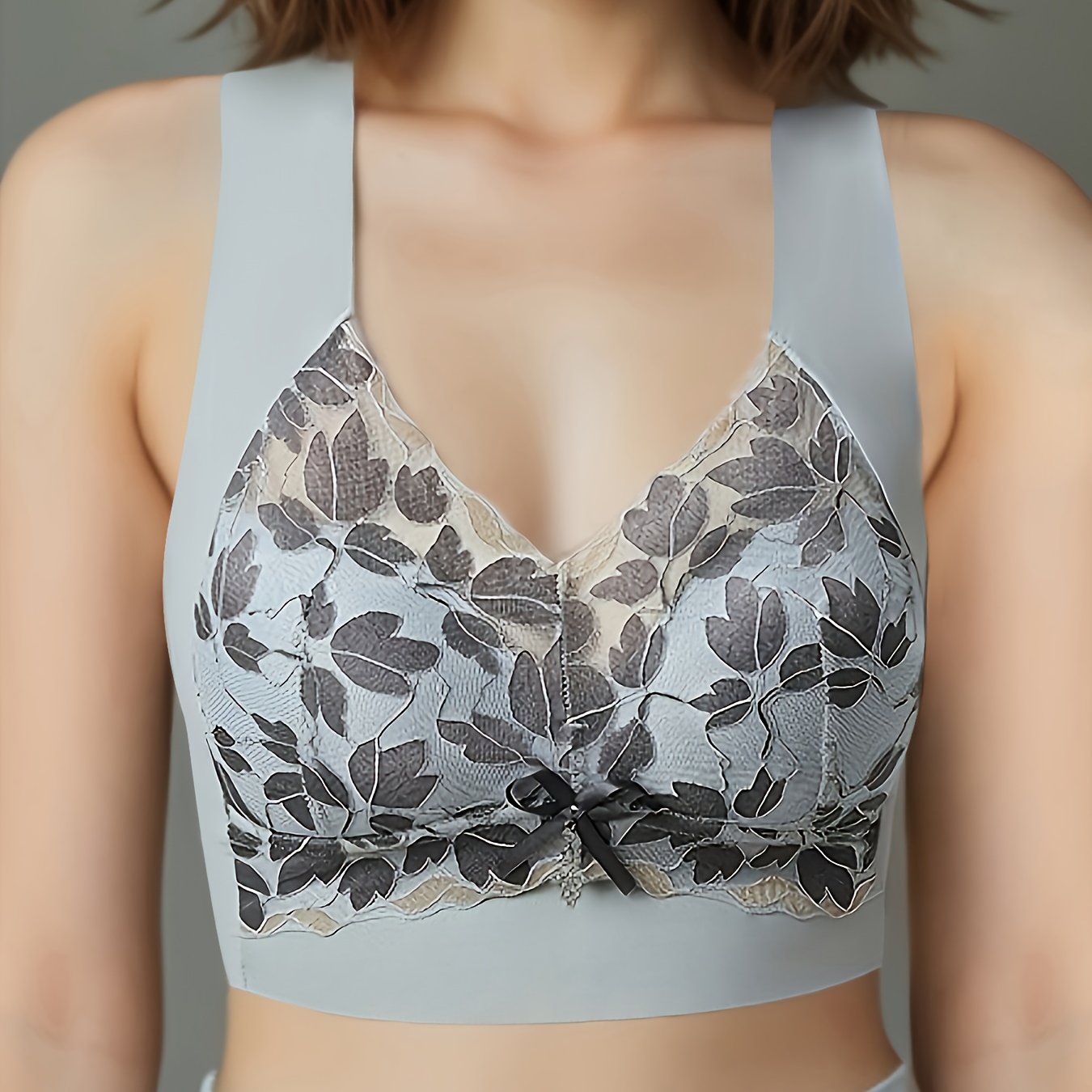 Sujetador de encaje de cobertura total inalámbrico con tirantes anchos y detalles de lazo para soporte