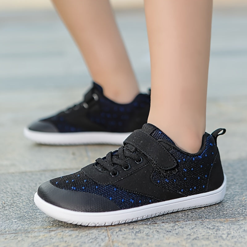 Unisex bolalar uchun moda krossovkalari - Har mavsumga mos keladigan preppy uslubi. Moslashuvchan tasma va nafas oladigan to'r mato ustki qismi, kauchuk taglik bilan ta'minlangan.