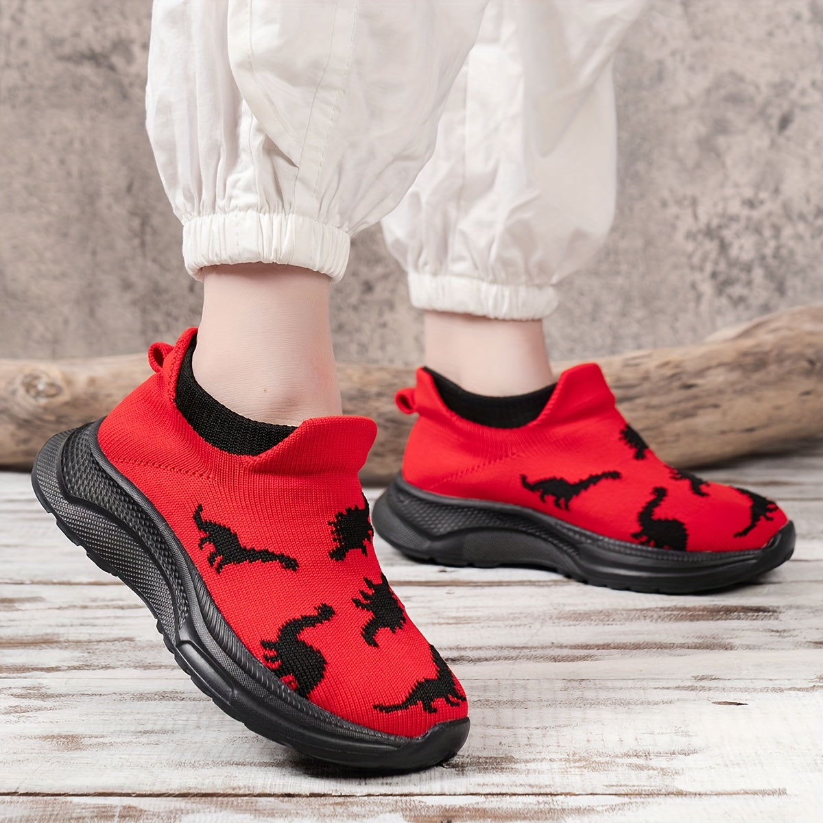 Bolalar uchun dinozavr, o'rgimchak va zamonaviy dizaynlarga ega poyabzallar, shu jumladan, slip-on sokka uslubi, to'qilgan tikuvli va qalin taglikli variantlar, o'g'il va qizlar uchun.