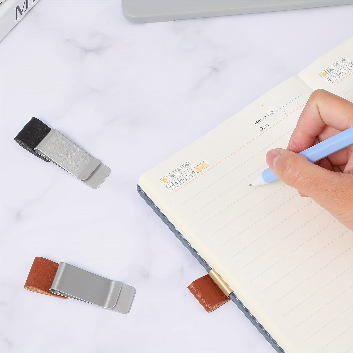 Vintage ilhomlangan metall qalam va pul klipi, maktab va ofisda foydalanish uchun ideal. Daftarlarga va kundaliklarga mo'ljallangan engil zanglamaydigan po'latdan yasalgan ushlagich.