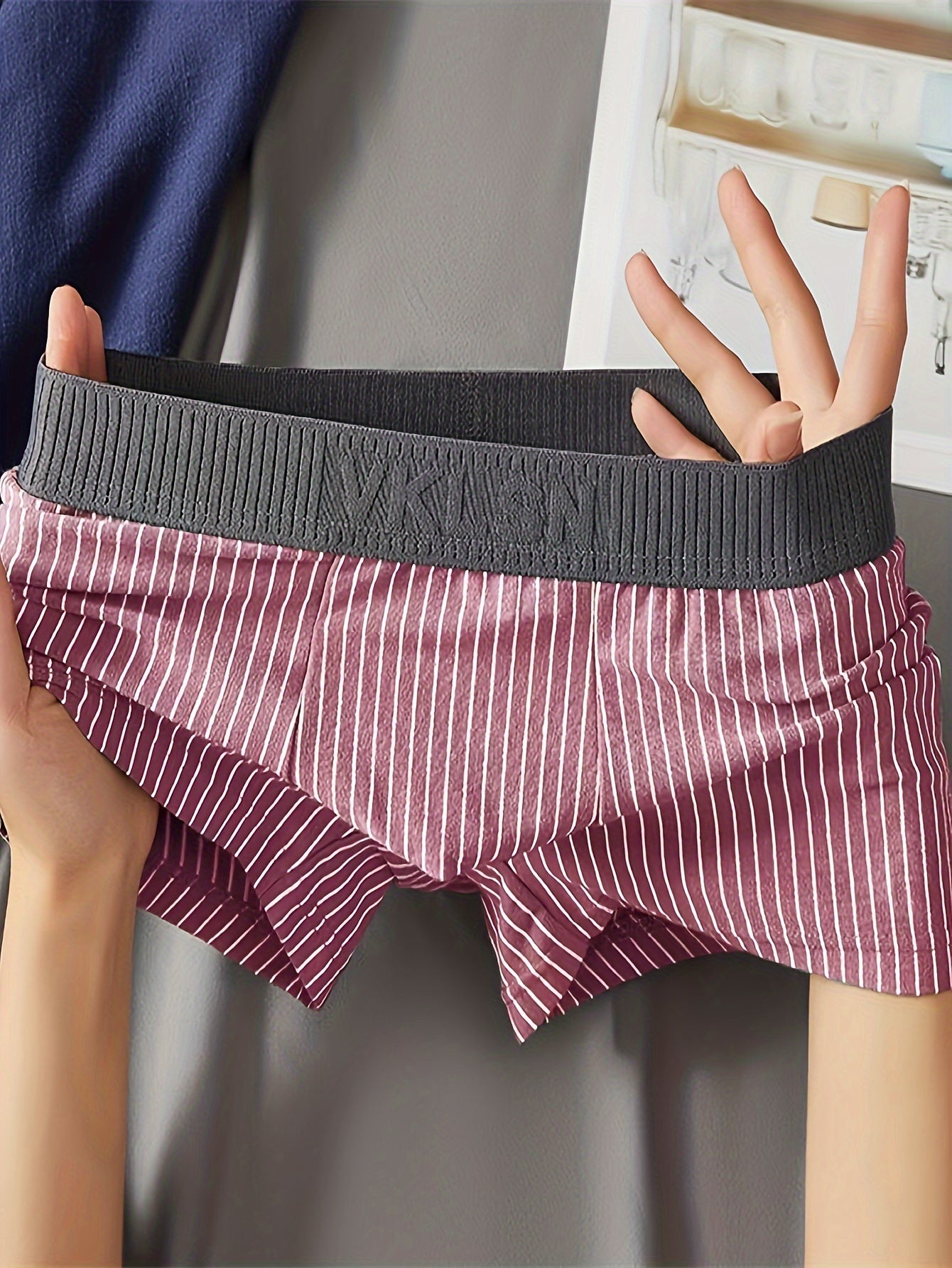 4 ta erkaklar uchun tikuvsiz boxer shortlar, nafas oladigan, qulay moslashuv, chiziqli dizayn, yuqori elastiklikka ega polyester va spandeks aralashmasidan tayyorlangan.