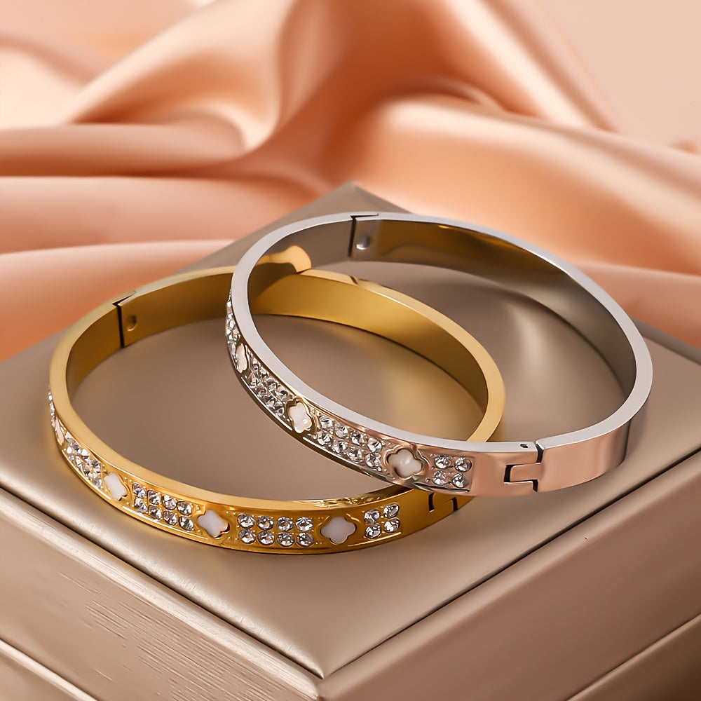 Zamonaviy zanglamas po'latdan yasalgan bangle bilaguzuk, porloq to'rt yaproqli qovoq dizayni bilan - oltin va kumush ranglarda mavjud, har kuni kiyish yoki o'ylangan sovg'a sifatida mukammal.