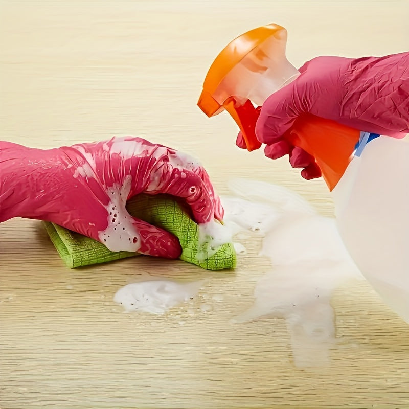 Одноразовые перчатки светло-розового цвета для уборки.