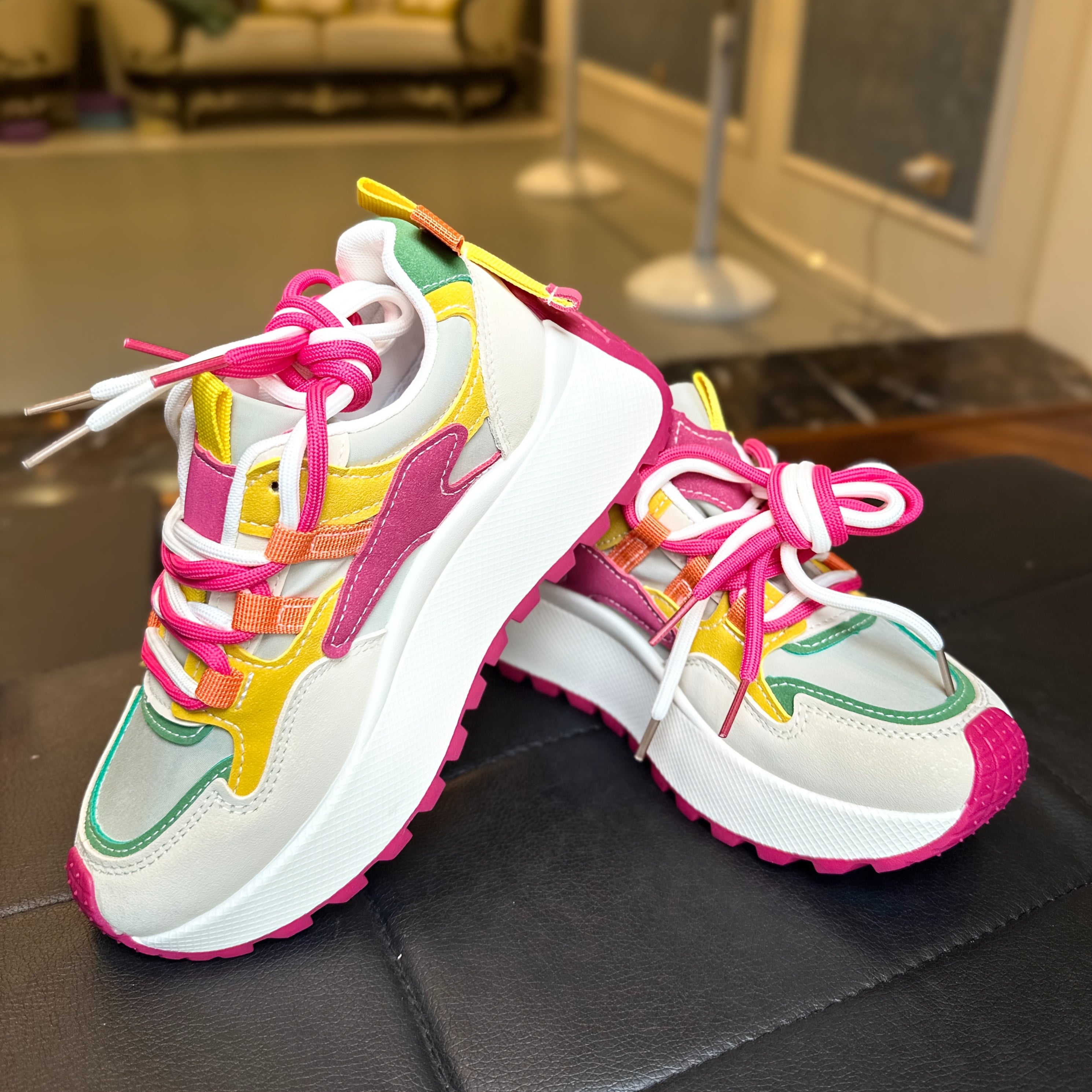 Ayollar uchun nafas oladigan tarmoq yozgi kundalik sport krossovkalar oq qalin kauchuk taglik