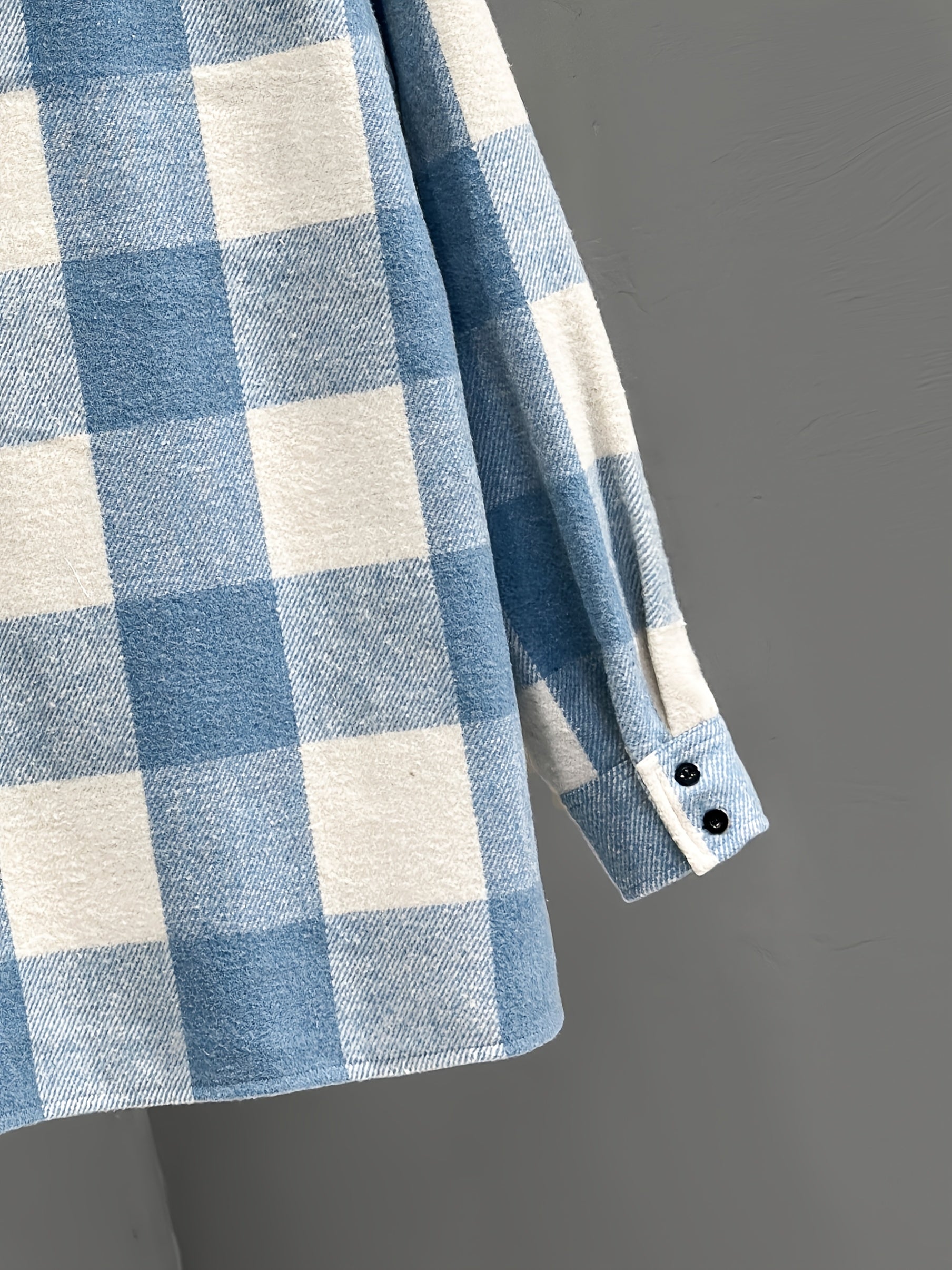 Katta o'lchamdagi erkaklar uchun ko'k va oq tekis chiziqli uzun yengli ko'ylak, tasodifiy kuz/qish uslubi, tugmachali yaka, polyester mato, mashinada yuvish mumkin.