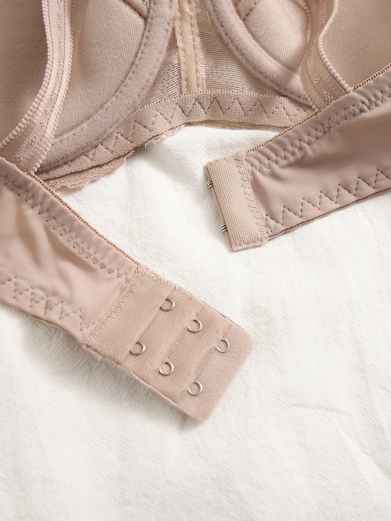 Ayollar uchun plussiz dantelli ko'taruvchi brassoy, ichki sim bilan va bir xil rangda, o'rta cho'zilish bilan nafis ko'rinishni ta'minlaydi.