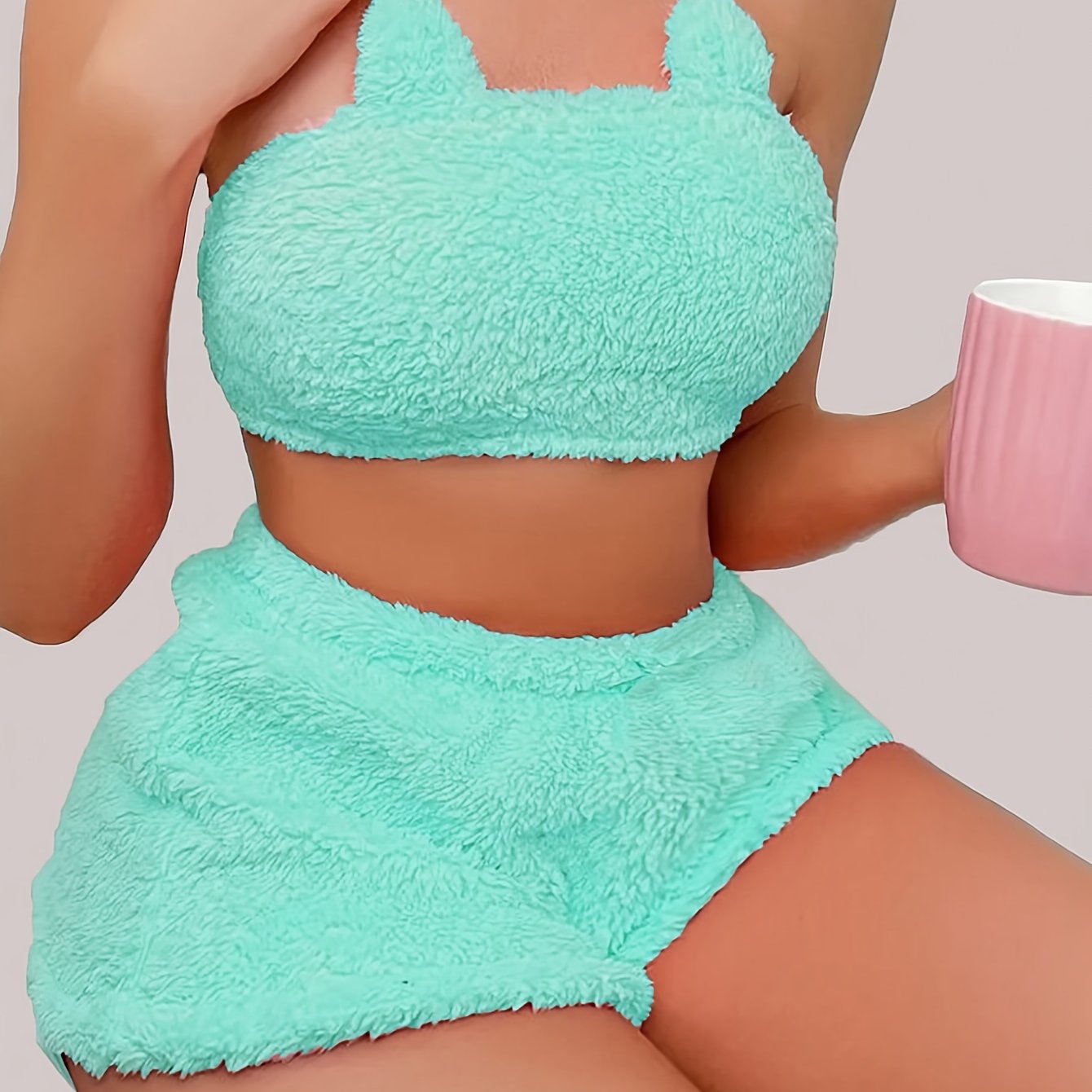 Kuz va qish uchun mukammal ayollar uchun lounge to'plami, yumshoq matodan yasalgan trubka qirqilgan yuqori va elastik shortiklar.